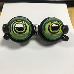 The same type of string-blinking crazy glasses, new and strange spoof selfie video, funny sand sculpture toy cross