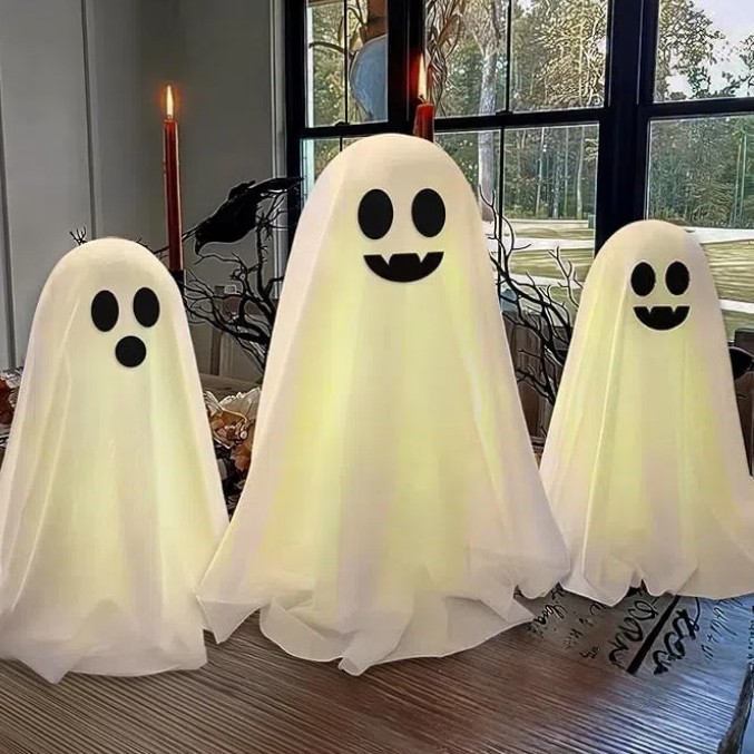 国境を越えたハロウィーンの幽霊テーブルがかわいいテーブルを並べて人形を飾るプラスチックの雰囲気テーブルが店のバーに飾られている|undefined