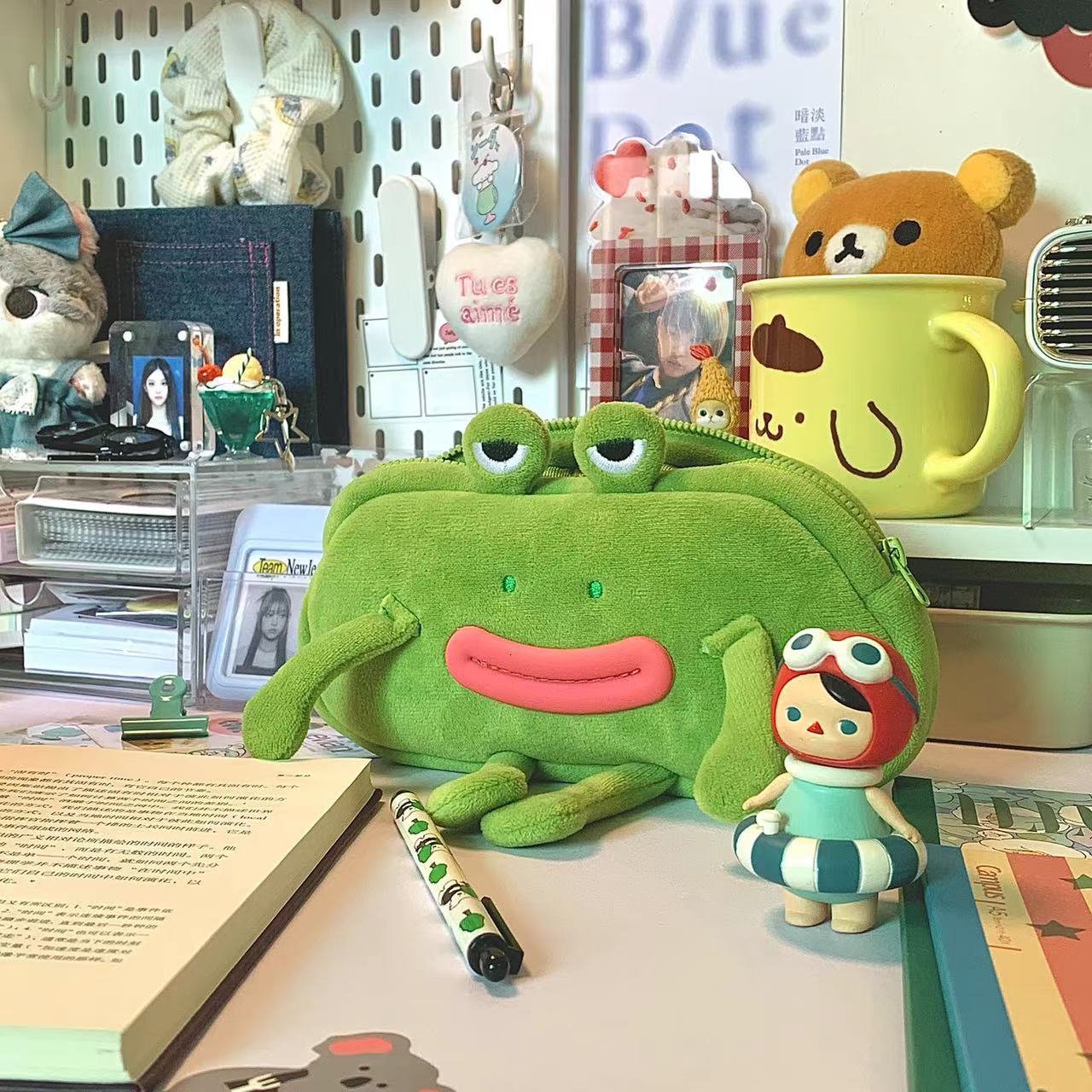 Frog Pv Velvet Class Learning Cartoon Style Funny Pencil Case display picture 1