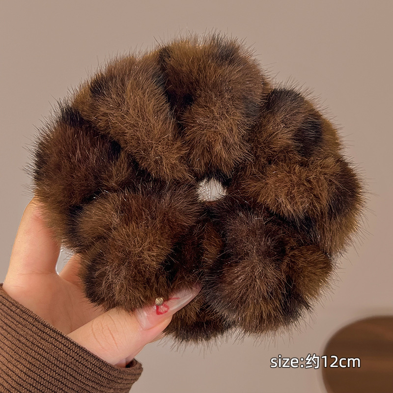 レトロなぬいぐるみのヒョウの紋様の大腸の髪の輪の女性は髪の毛の縄の団子の頭の馬尾の縄の冬の毛の皮の筋の頭を刺します。|undefined