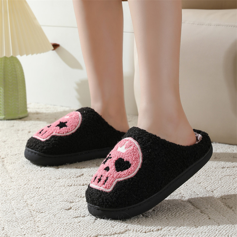 Chaussons en peluche squelette d'Halloween, pantoufles à bout fermé, chaussures de maison confortables et chaudes à enfiler, pantoufles mignonnes en fourrure douce pour hommes et femmes S045_voghion.com