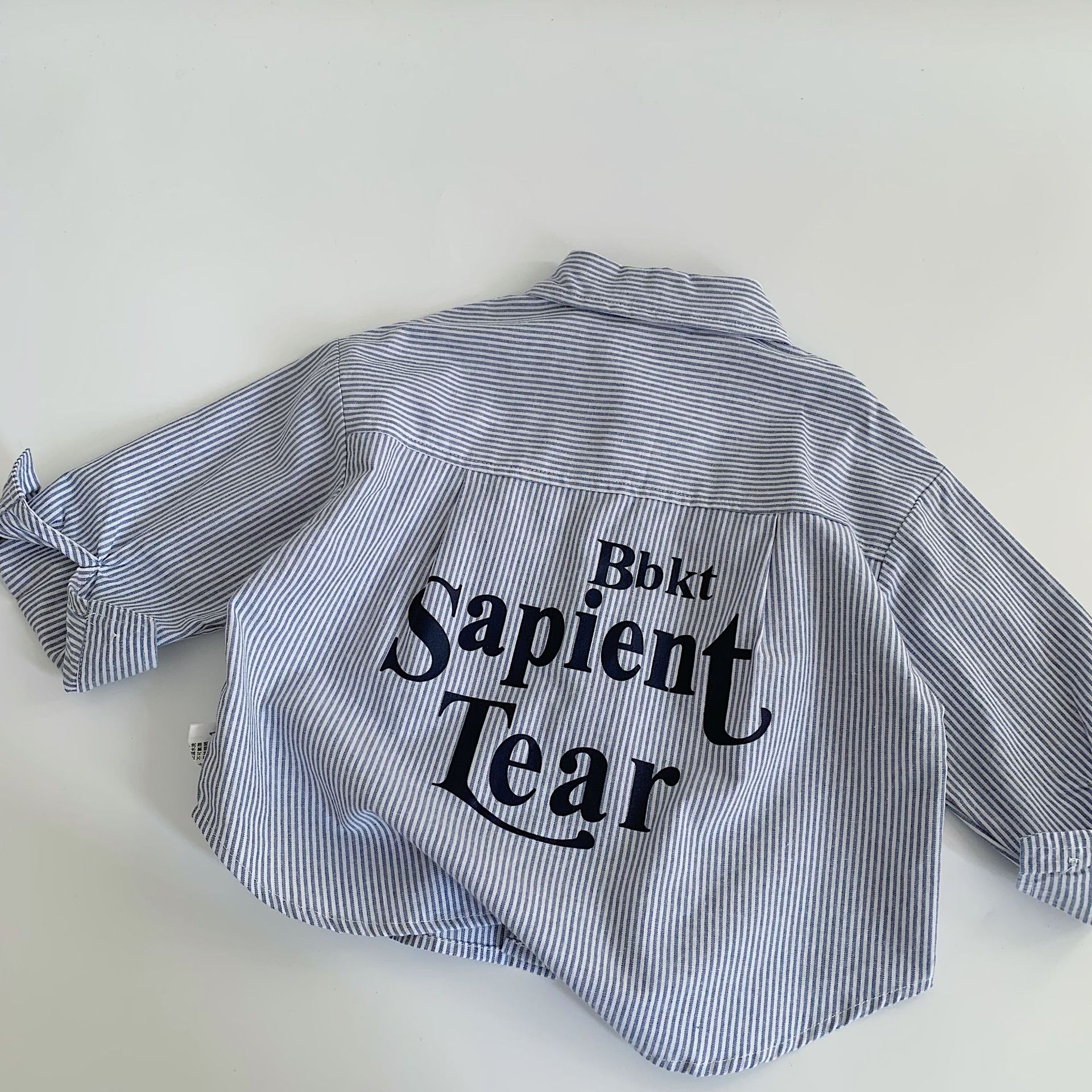 Camisas infantiles Mai Bao 2025 primavera niños y niñas letras rayas impresión coreana nueva ropa infantil camisa de estilo retro