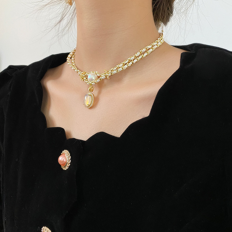 Necklace and earrings from pearl