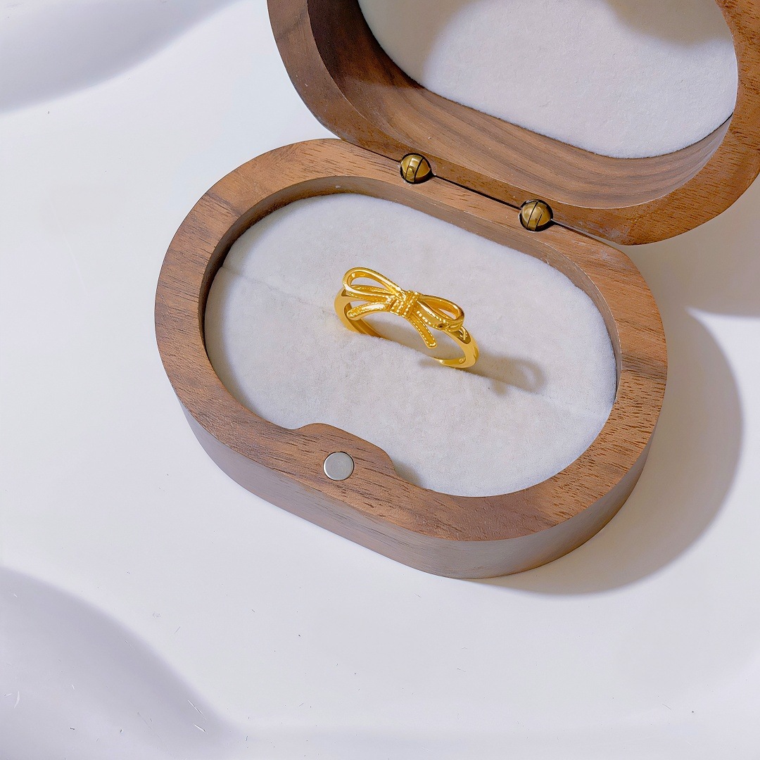 Ring with bow