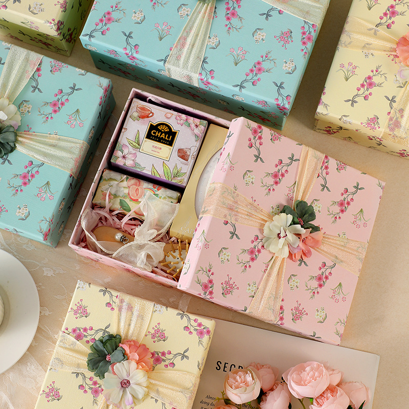 Nueva caja de regalo de flores caja de regalo de mano de alta gama pequeña bolsa de cosméticos de lápiz labial cuadrado fresco fabricante de cajas al por mayor