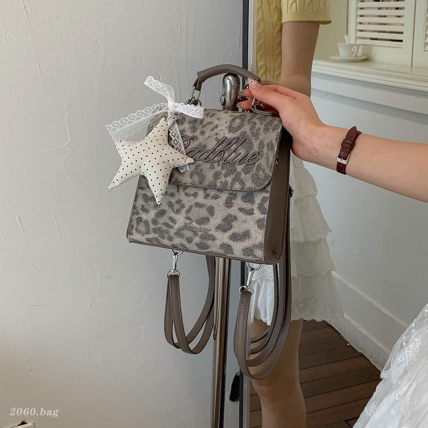 Diseño de estilo de verano versátil 2026 nuevo nicho sensación de mochila colegio moda diaria mochila leopardo para mujeres