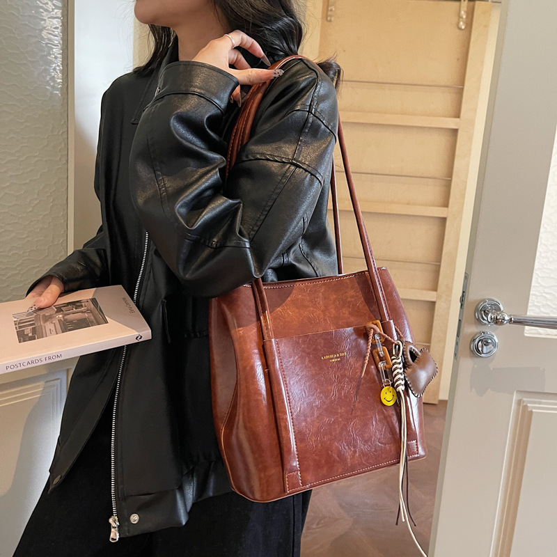 2025 nuevo bolso de mujer de cuero suave de gran capacidad bolso retrógrado bolso de mano para trabajar bolso de hombro bolso de cubo de mano