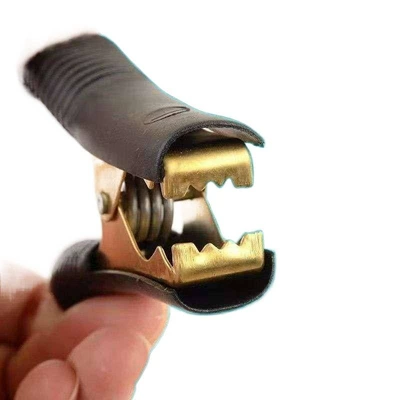 Car on the line of fire: Battery Clips, Medium-Sized Battery