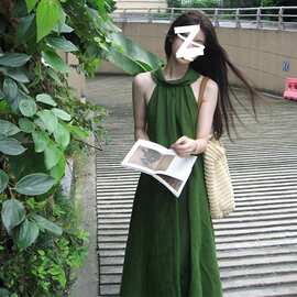 森系风无袖挂脖露肩绿色连衣裙女2026夏季新款亚麻砂洗肌理感长裙
