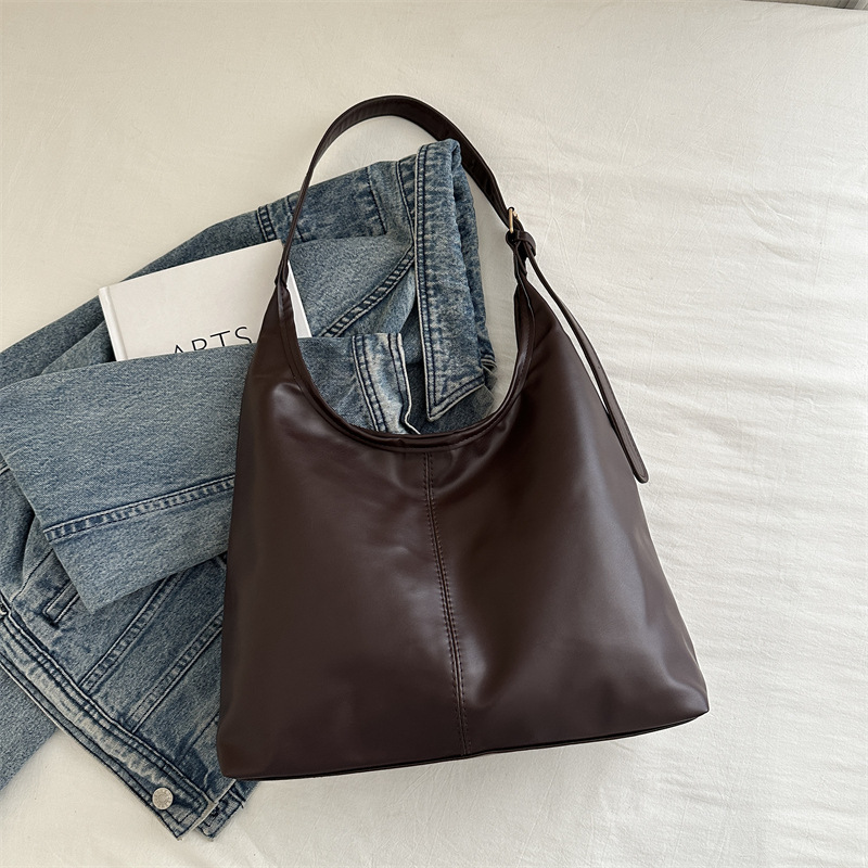 Bolsos de hombro de textura retro de viajes para mujeres 2023 este año, bolsas de brazo coreanas populares, bolsas de moda para mujeres.