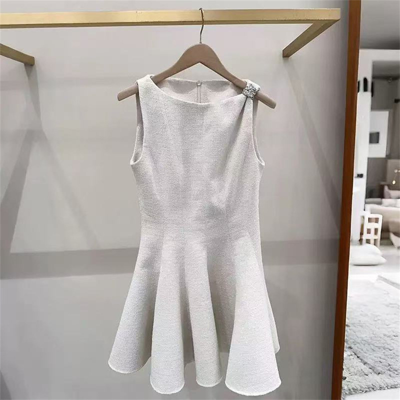 French Elegance 2026 Early Spring Fashion Round Neck Sleeveless Dress with Metal Shoulder Accents and a Versatile Waist-Cinching Umbrella Skirt