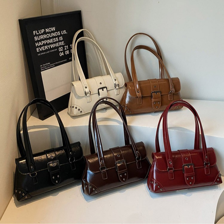 Bolso de brazo de alta sensación para mujeres 2026 nueva moda moda versátil bolso de motor remachado retro bolso de lujo ligero