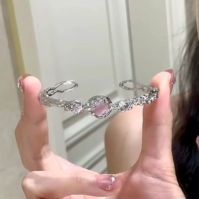 【Flower-Inspired】Cool and Understated Lava Irregular Cat's Eye Stone Bracelet for Women, Niche Light Luxury, High Aesthetic Value, Versatile Jewelry