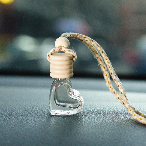 Love car perfume bottle car aromatherapy empty bottle glass pendant perfume pendant hanging car essential oil bottle