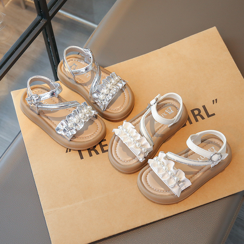 Sandálias princesa de niñas 2026 verano nuevo estilo de moda infantil vacío zapatos casuales zapatos de playa suaves de perla