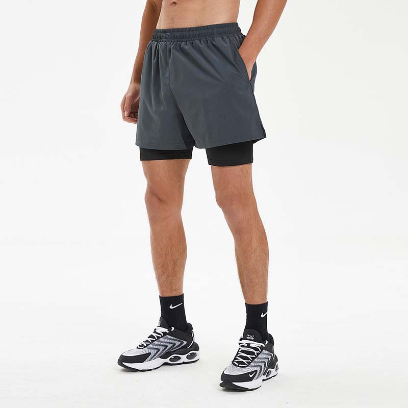 Pantalones cortos de secado rápido de doble capa para hombres de verano fitness pantalones de entrenamiento multibolsillos transpirables de alta elasticidad en stock al por mayor
