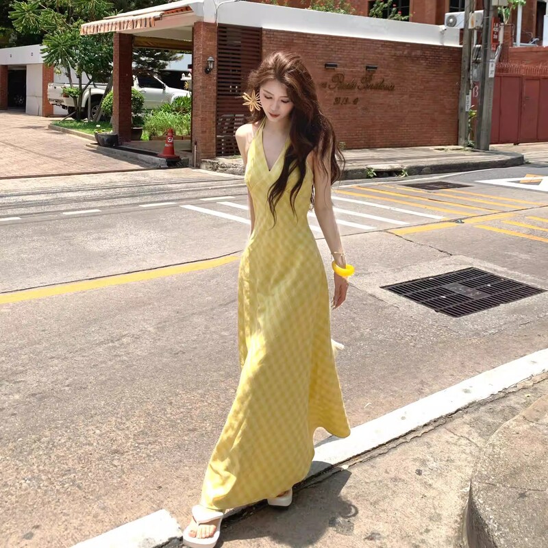French-Style Elegant V-Neck Yellow Plaid Waist-Cinching Slimming Halter Dress for Women, Suitable for Thailand Beach Vacation