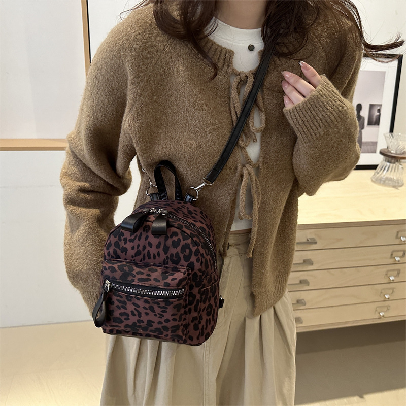 2024 nuevo estilo coreano de moda leopardo mochila de mano europea y americana retro bolso de hombro de mujer mini mochila