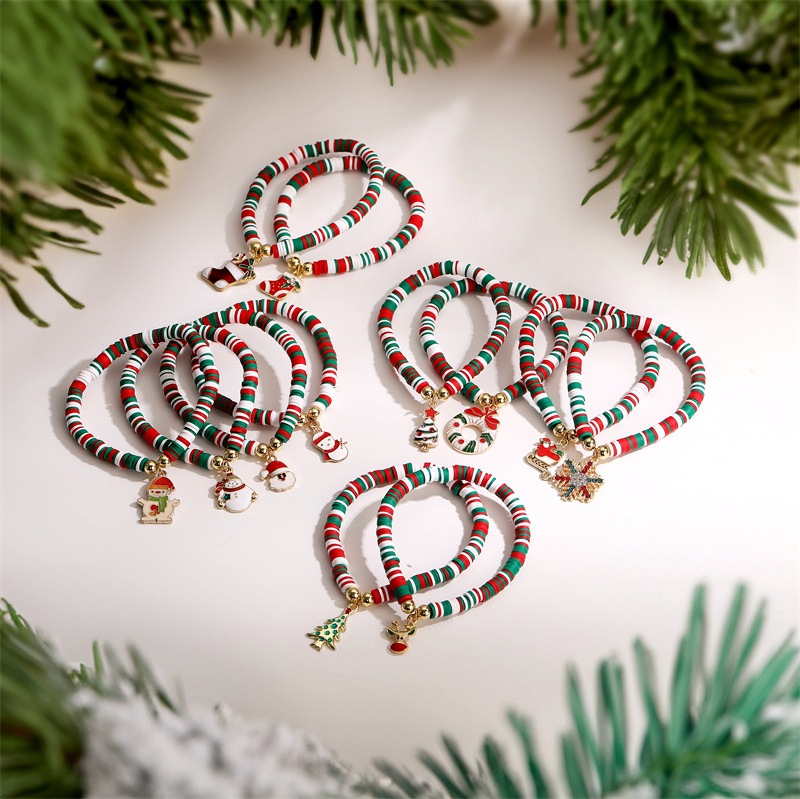 Fabricante de pulseras navideñas con cuentas de arcilla suave populares en Europa y América, chapado en aleación, con diseño de gota de aceite y campana de árbol de Navidad, en stock.