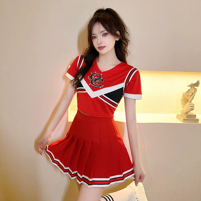 Gidle Та же корейская женская группа играет в костюм песни