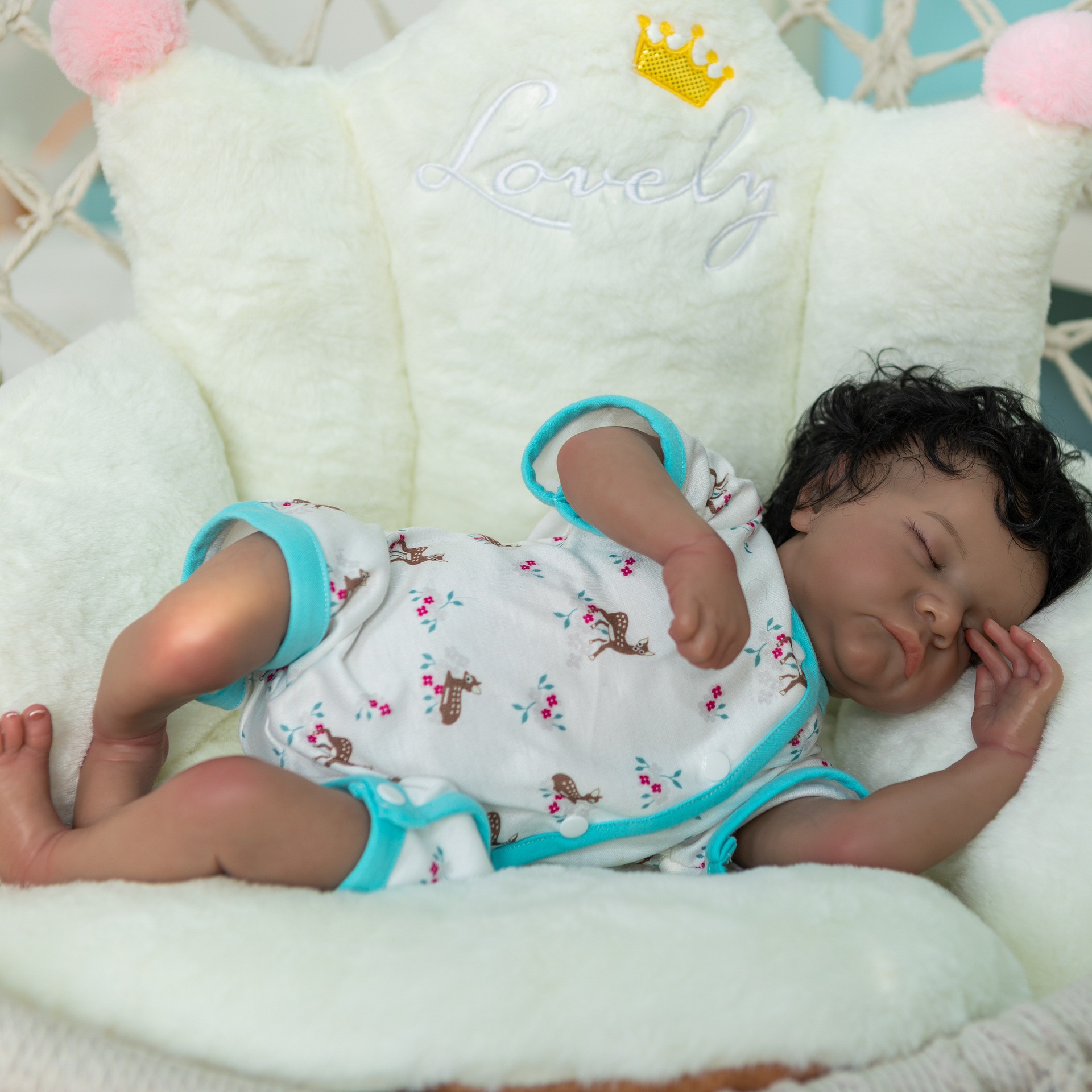 En stock y entrega rápida simulación bebé renacido muñeca Levi transfronterizo e-commerce suministro de color de piel negro entrega de una sola pieza