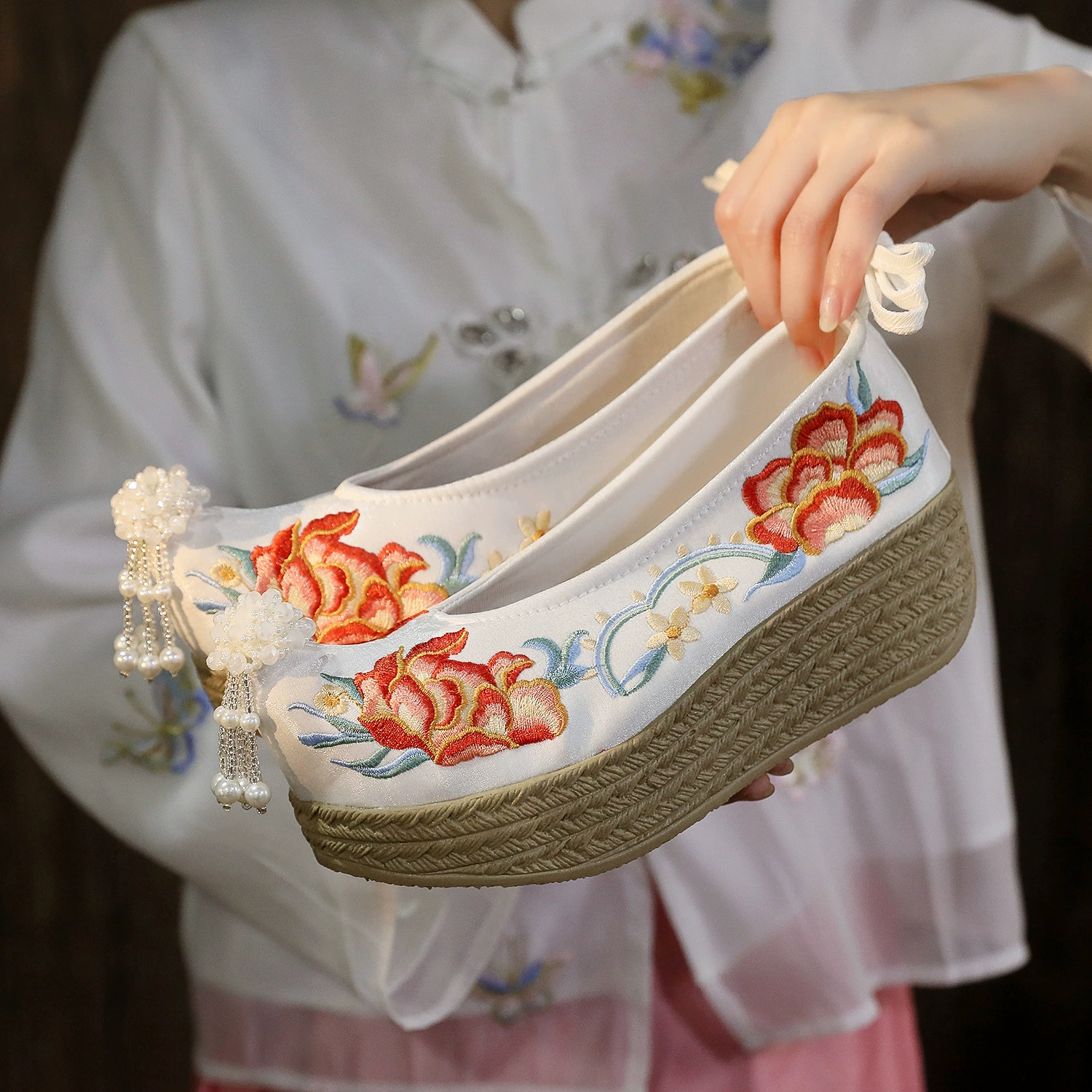 Красочная 2024 новая обувь Hanfu в стиле женский древний стиль с толстым дном Dengyun Shu Ming вышитая обувь Gege Hanfu