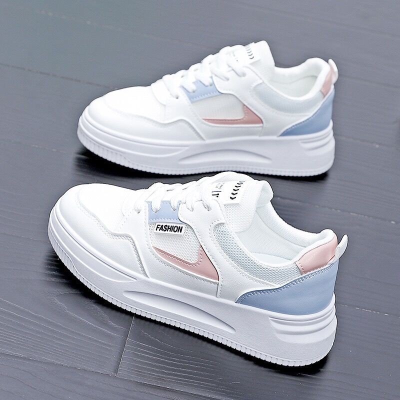 2026 primavera y otoño nuevo estilo de explosión de zapatos deportivos casuales de skate con suela gruesa zapatos blancos pequeños zapatos transpirables de malla de mujer