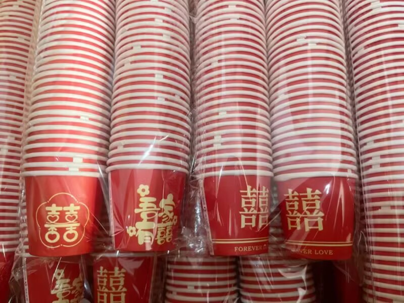 红色品尝杯子