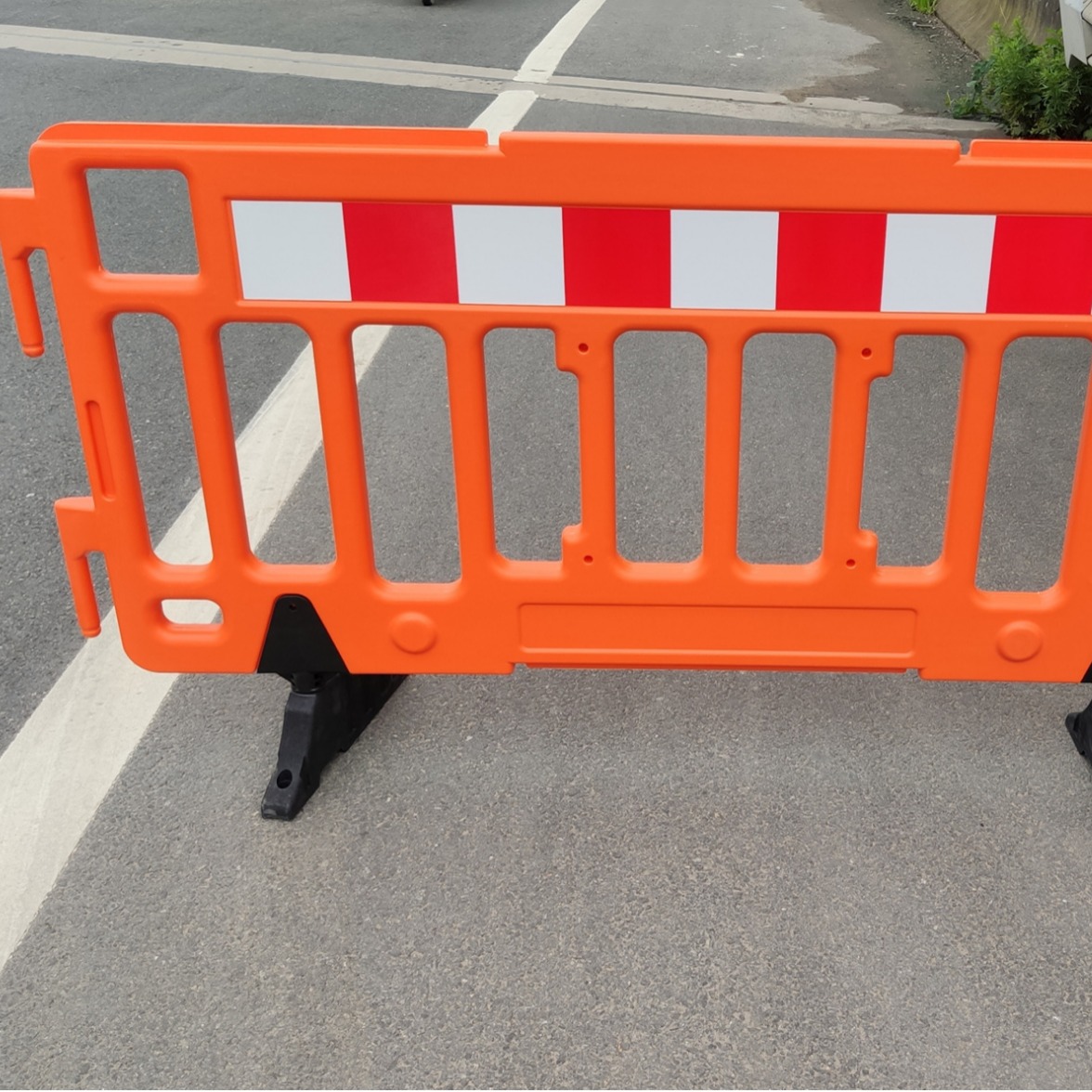 新款组合式围栏塑料隔离栏，可移动反光警示护栏