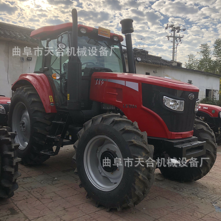 东方红LX1504新一代滚塑顶驾驶室隔热密封性好噪音低视野广带天窗