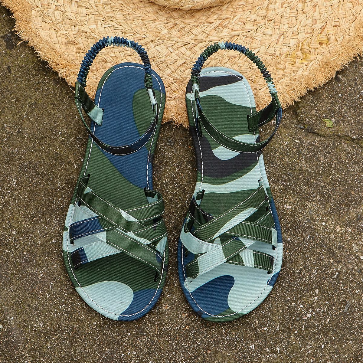 La tía transfronteriza usa sandalias de moda con un pie en la boca de un pez