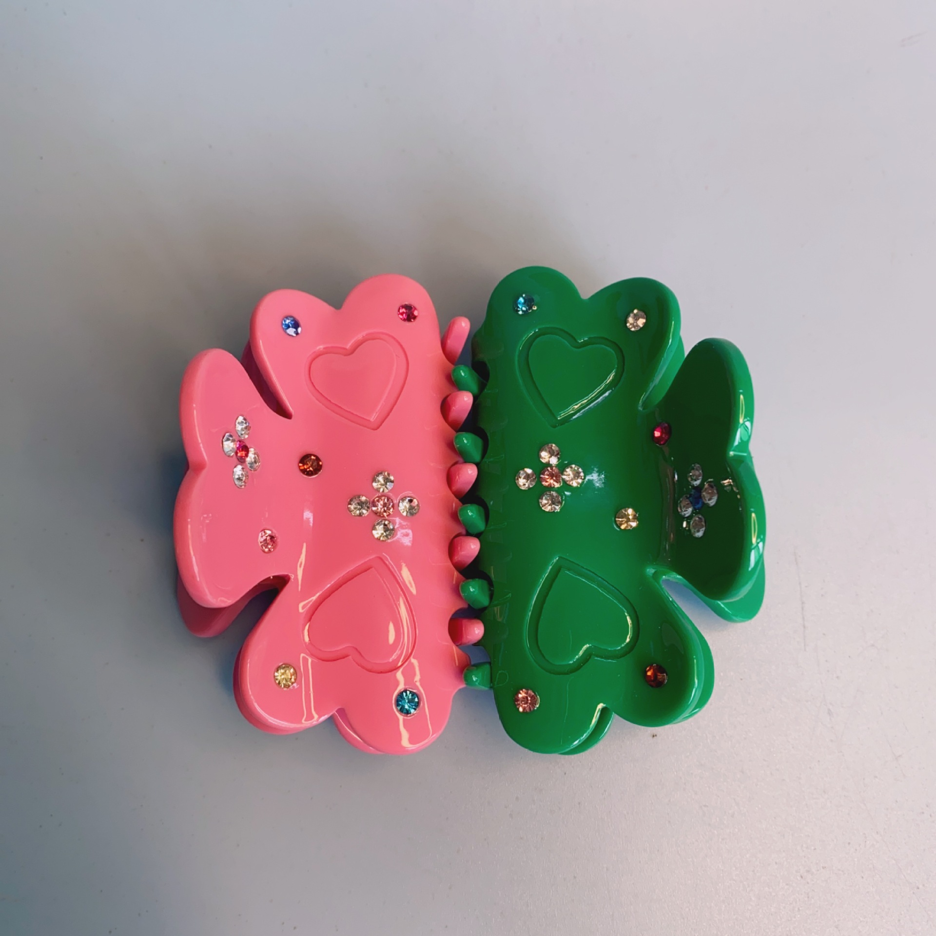 Sweet and Stylish Acetate Fashion Claw Clip with Heart-Shaped Diamonds, Medium-Sized Claw Clip for the Back of the Head, Versatile Shark Clip