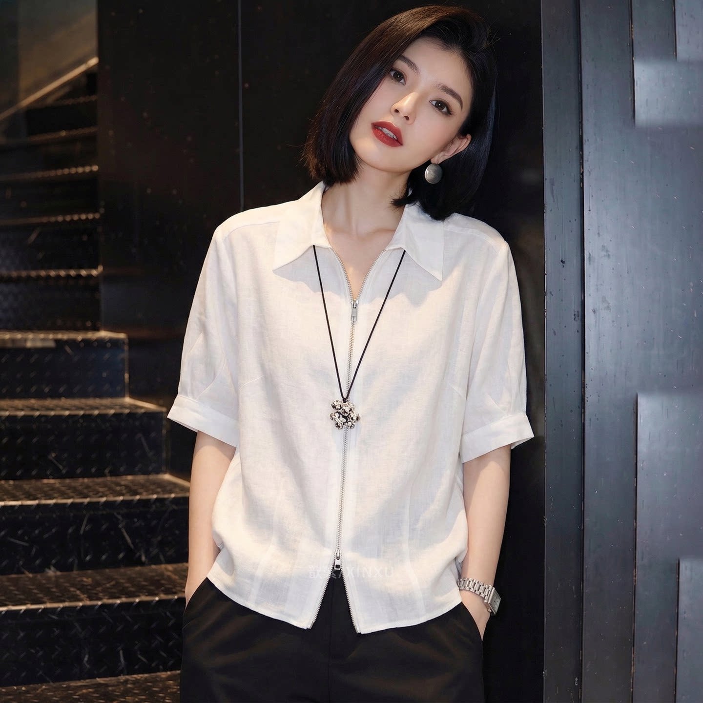 Áo sơ mi ngắn tay nữ cổ lật phong cách nhẹ nhàng, thiết kế dây kéo trước, form suông tôn dáng — màu trắng chi tiết 1