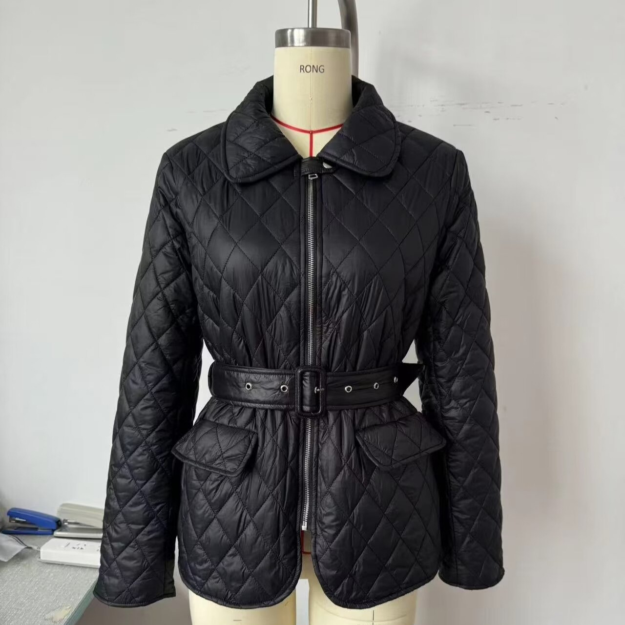 Damenbekleidung 2024 Herbst und Winter neues modisches Street-Outfit mit Gürtel, bestickter Baumwolljacke_voghion.com