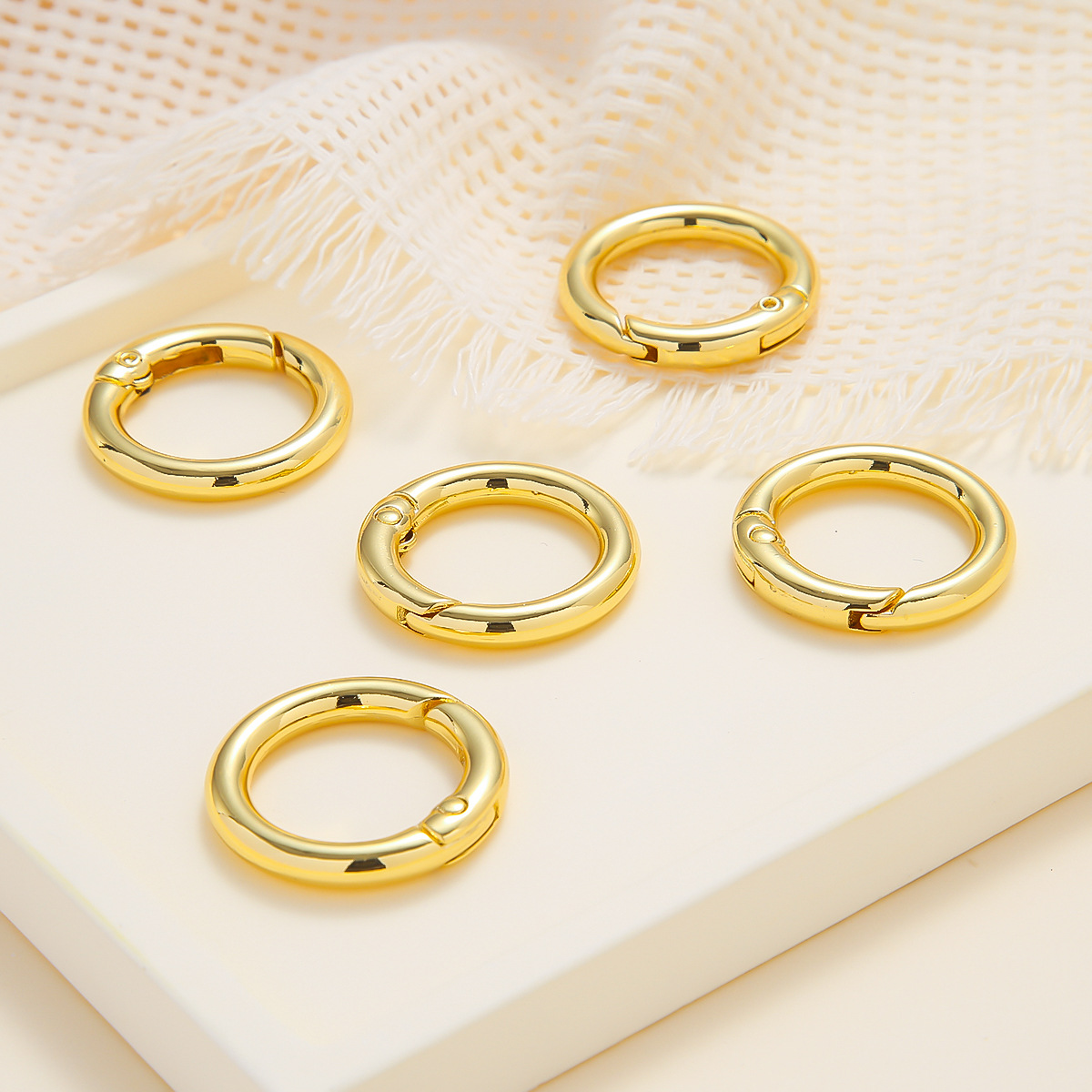 亜鉛合金のスプリングリングのスプリングを掛けて、オープンリングのキーホルダーを掛けます。