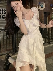 フランスの初恋のアンドロメダの不規則な白い王女のワンピースの女性の夏の新型は腰の海辺の休暇の短いスカートを収めます。