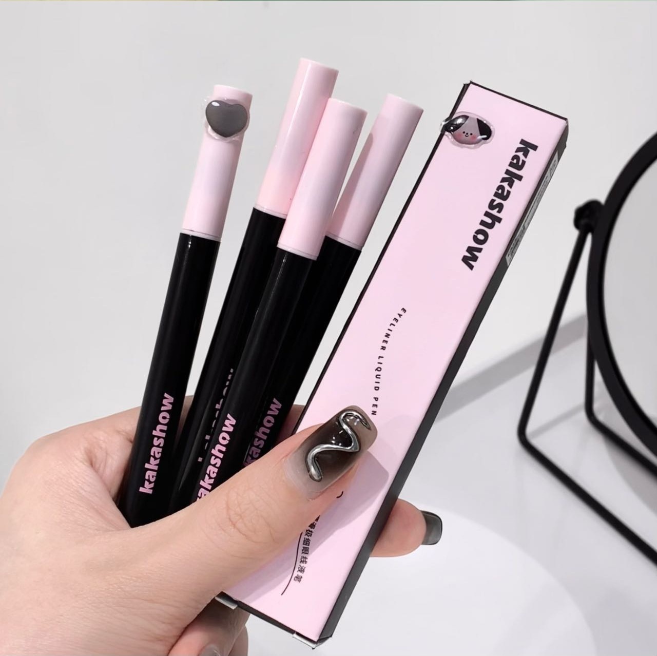 kakashow Smooth Ultra-fine eyeliner Liquid is smooth, waterproof, sweat-proof and does not smudge. It is suitable for beginners to naturally lower their eyelashes undefined