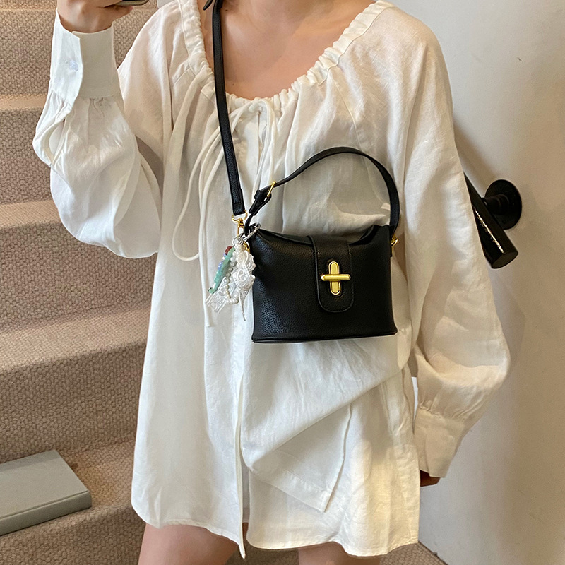 Bolso de mano de cercanías de nicho para mujer 2025 nuevo bolso de hombro moda simple casual bolso de mensajero para la axila