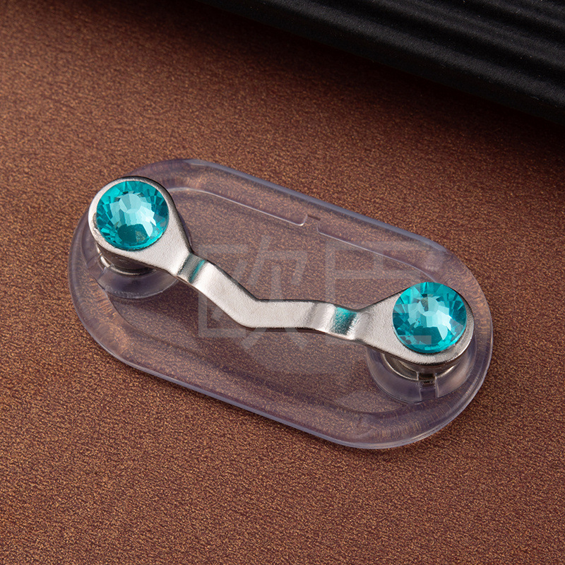 クロスボーダー爆型磁気眼鏡スタンド磁気吸引v型ブローチ工番札棚クリエイティブ磁気服イヤホンクリップ