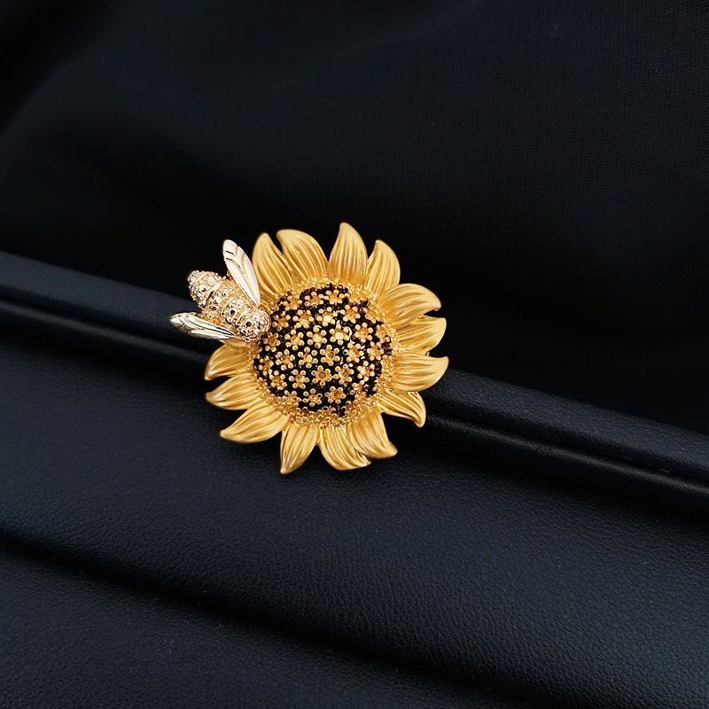 New Vintage High-End Dynamic Bee Daisy Brooch for Women, Stylish and Elegant Coat Brooch, Stylish Brooch Pin