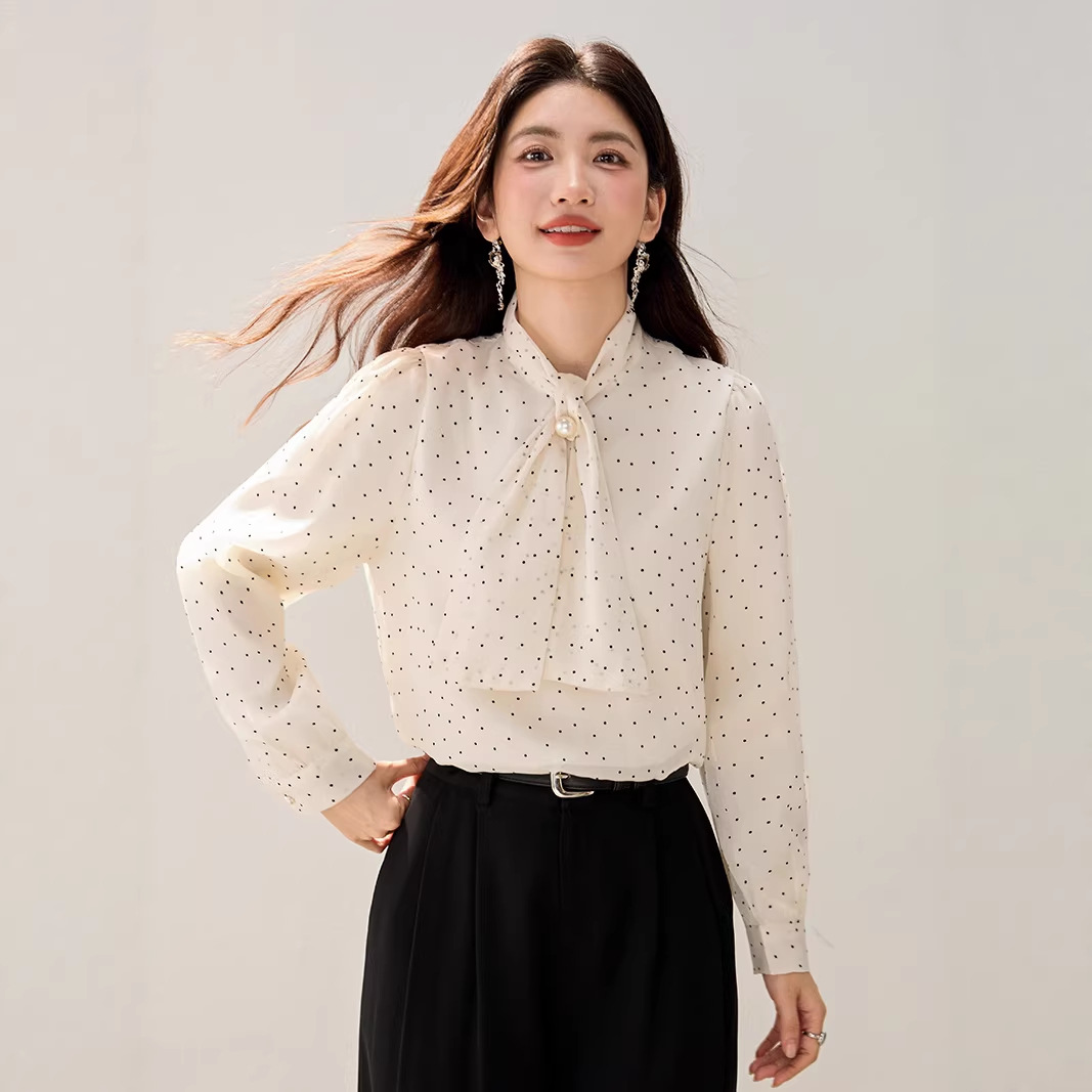 Áo sơ mi nữ dài tay cổ đứng in chấm bi kèm nơ bướm — trắng chi tiết 2