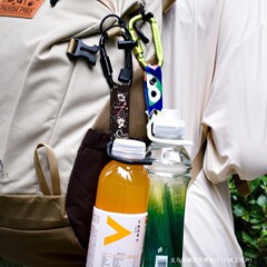 リュックサックの水筒は登山ボタンを掛けます。