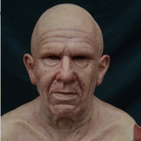 ハロウィーンのキャラクターは道具のマスクを演じます。