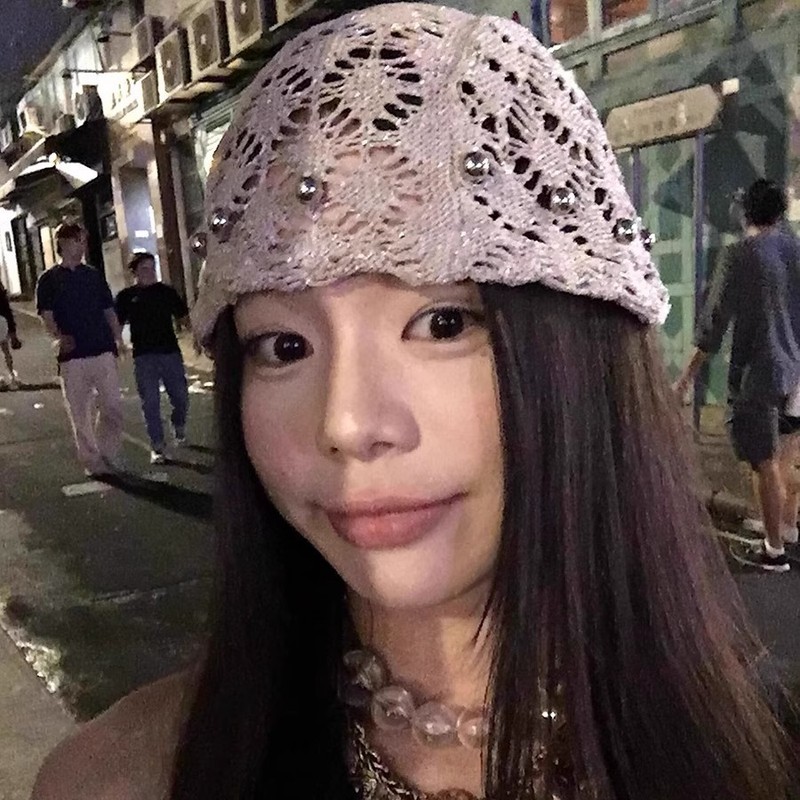 新商品のレトロな重工業のビーズの透かし彫りの帽子の女性の春の夏の薄い街頭の小さい大衆の百合の通気性のニットの帽子|undefined