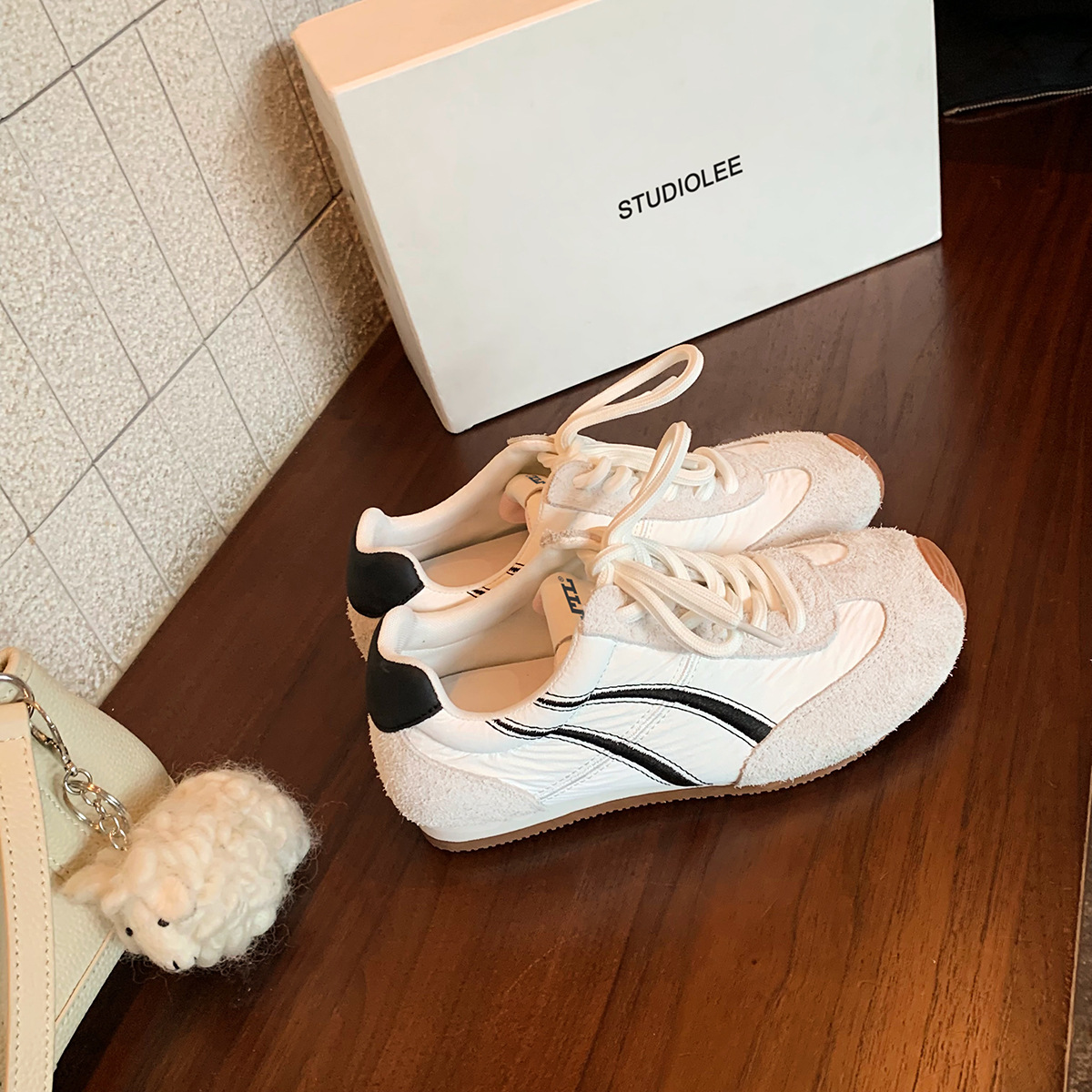 Cuero de vaca uvas madres Carlon color combinado cabeza inclinada lazos de zapatos deportivos casuales aumentan la altura de los zapatos de entrenamiento de mujeres