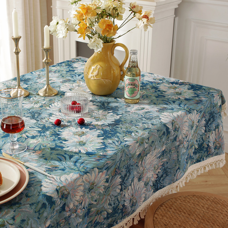 Mesa de centro rectangular de comedor con estampado vintage de jacquard teñido en hilo de poliéster y algodón, con borla cruzada y margaritas azules._voghion.com