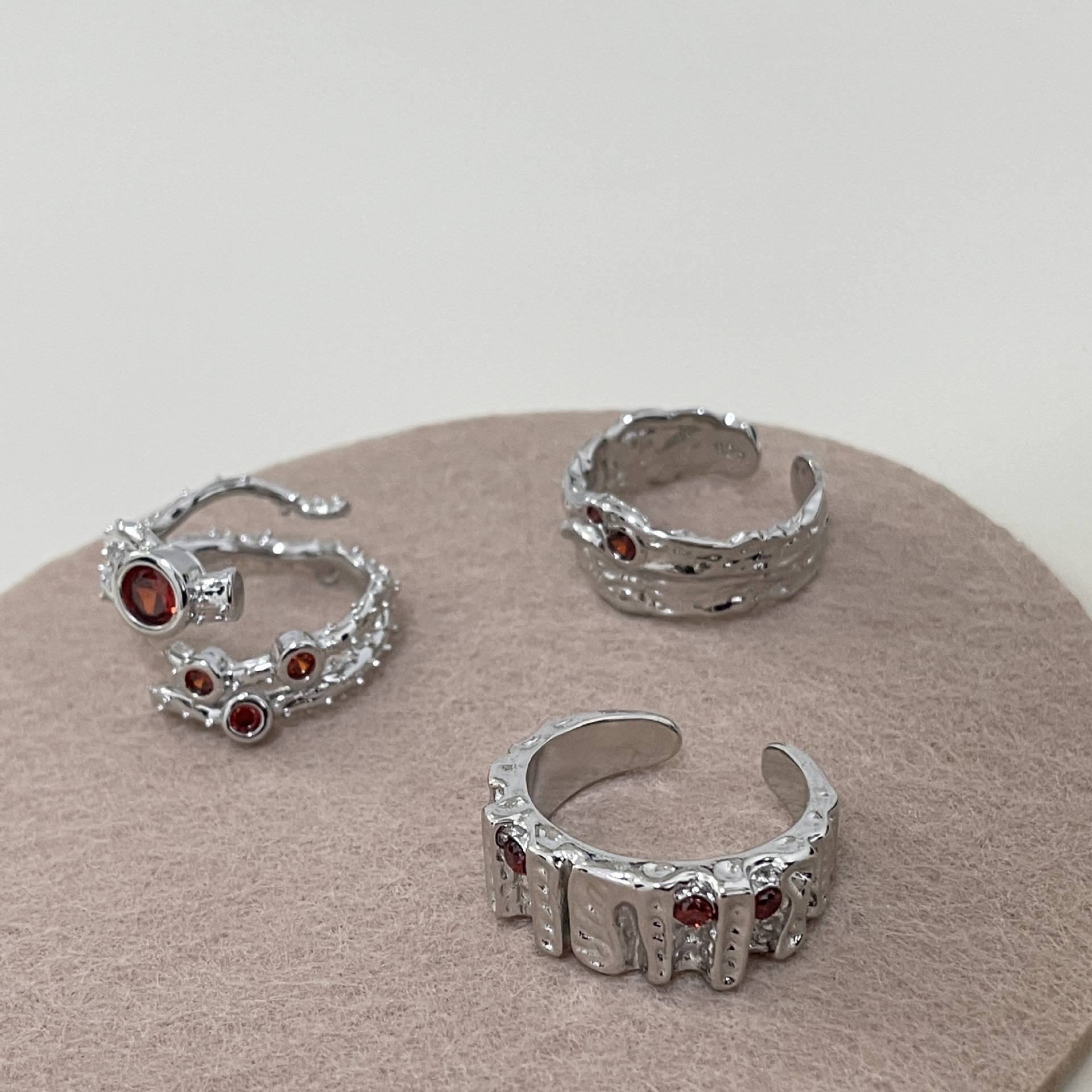 Fashion Three-dimensional Metal Thorns Inlaid With Red Diamonds Ring display picture 3