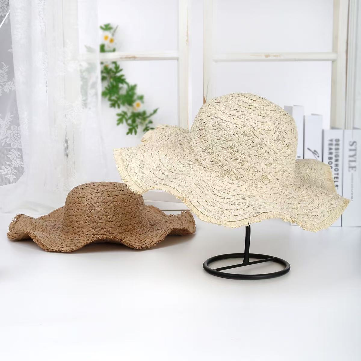 Summer Large-Brimmed Straw Sun Hat for Women, Sun Protection Beach Hat, Wavy Edge Fashionable Straw Hat, Foldable Travel Hat