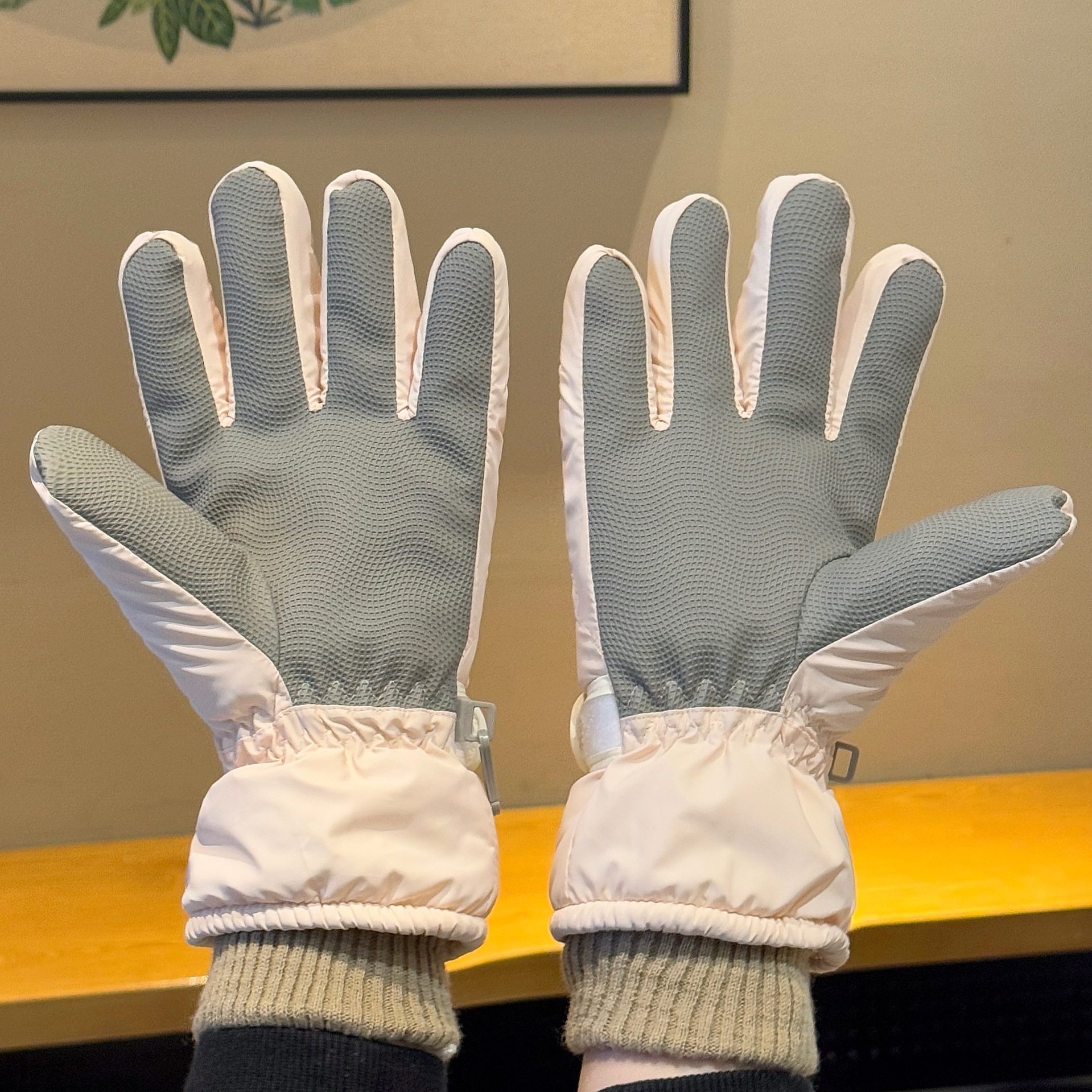 Auténtica licencia lindo Kitty guantes de esquí invierno al aire libre para jugar con nieve cálida peluche guantes impermeables para montar