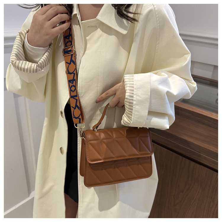 A stylish and simple diamond-shaped small square bag for the autumn and winter of 2024, featuring a solid color and a trendy single-shoulder bag for women undefined